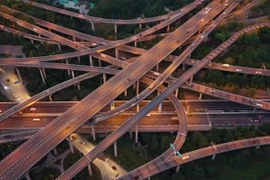 Choáng ngợp hệ thống giao thông phức tạp nhất thế giới