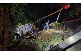 Xe khách lao xuống vực đèo Bảo Lộc, 1 người tử vong, nhiều người bị thương