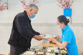 Bữa ăn nhỏ gửi triệu mảnh đời khó khăn