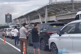 Tai nạn liên hoàn 6 ô tô trên cầu Sài Gòn sau cơn mưa