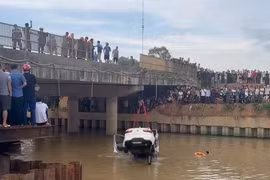 Thông tin mới vụ ô tô tông 2 xe máy lao xuống sông làm 5 người thương vong