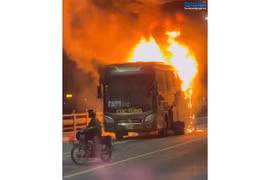 Xe khách bất ngờ bốc cháy trên cầu Trà Khúc 2