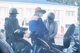 Giá xăng RON95-III giảm về 19.006 đồng/lít từ chiều 25-12