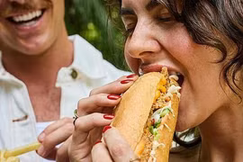 Tranh cãi khi 'ông lớn' KFC đưa bánh mì Việt Nam vào thực đơn