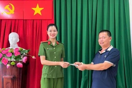 Nữ Đại úy Công an phường trả lại tài sản cho người đánh rơi
