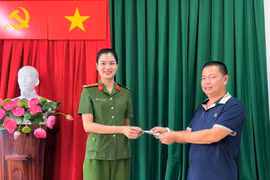 Nữ Đại úy Công an phường trả lại tài sản cho người đánh rơi