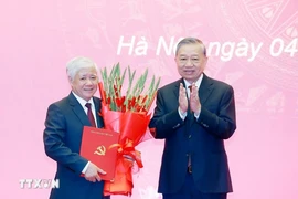 Tổng Bí thư trao quyết định chỉ định Phó Bí thư thường trực Đảng ủy Quốc hội
