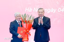 Tổng Bí thư trao quyết định chỉ định Phó Bí thư thường trực Đảng ủy Quốc hội