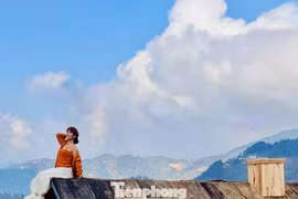 'Mái nhà chênh vênh' ở Tà Xùa thành điểm check-in độc nhất vô nhị