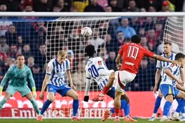 Thắng luân lưu Brighton, Nottingham Forest giật vé bán kết FA Cup sau 34 năm