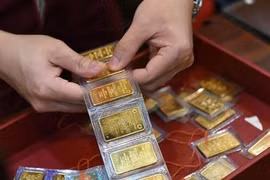 Giá vàng lập đỉnh rồi quay đầu, nên mua hay bán lúc này?