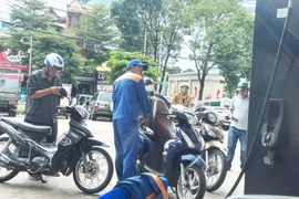 Giá xăng RON95-III giảm xuống còn 20.009 đồng/lít từ chiều 27-11