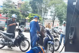 Giá xăng RON95-III giảm xuống còn 20.009 đồng/lít từ chiều 27-11