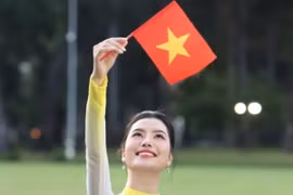 Bạn trẻ chụp ảnh check in Dinh Độc Lập dịp kỷ niệm ngày thống nhất đất nước