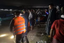 Tìm thấy thi thể 2 thanh niên tắm biển bị sóng cuốn mất tích ở Đắk Lắk