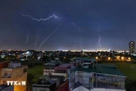 Cả nước nhiều nơi có mưa, mưa vừa và rải rác có dông