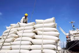 Bộ Công thương dự kiến áp thuế suất 0% cho lá thuốc lá khô và gạo nhập khẩu từ Campuchia