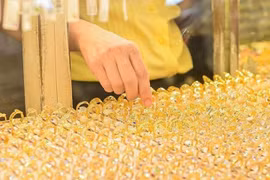 Giá vàng hôm nay 1/5: Thế giới tiếp tục giảm, trong nước đứng yên