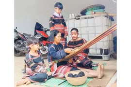 Gia đình Bahnar tâm huyết với nghề thủ công truyền thống