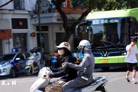 Thời tiết ngày 3/5: Bắc Bộ có nơi nắng trên 35 độ C, Nam Bộ có mưa rào