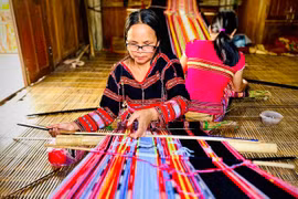 “Giữ lửa” nghề thủ công truyền thống ở vùng cao