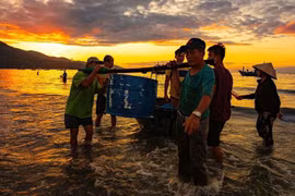 Biển Đà Nẵng đẹp ngất ngây vào khoảnh khắc bình minh, hút hồn du khách