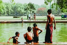 Nắng nóng 'bao phủ' nhiều khu vực