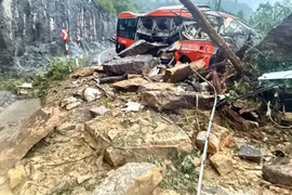 Thủ tướng: Khẩn trương nhất đưa các nạn nhân còn bị mắc kẹt ra khỏi khu vực sạt lở đèo Khánh Lê