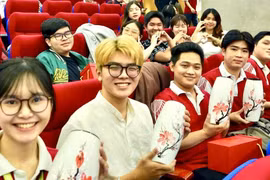 Sinh viên ăn tết ấm lòng vì được lì xì, tặng gạo, bình hoa, vé tàu...