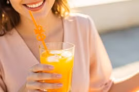 Vì sao cơ quan y tế Anh khuyên đừng uống nước ép khi trời nóng?