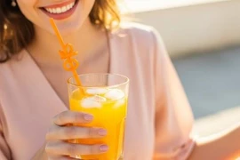 Vì sao cơ quan y tế Anh khuyên đừng uống nước ép khi trời nóng?