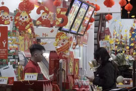 Sinh viên mới ra trường 'chật vật' chi tiêu dịp Tết