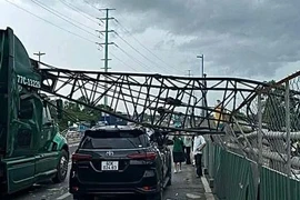 Cần cẩu công trình ở TP Thủ Đức đổ thẳng xuống đường đè cùng lúc 2 ô tô