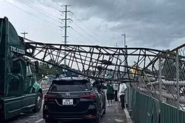 Cần cẩu công trình ở TP Thủ Đức đổ thẳng xuống đường đè cùng lúc 2 ô tô