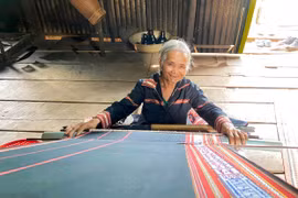 Nghệ nhân Rơ Châm En: Hơn 50 năm “giữ lửa” nghề dệt