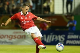 Michael Owen, Lê Huỳnh Đức cùng tỏa sáng trong ngày huyền thoại M.U giành chiến thắng ở Đà Nẵng