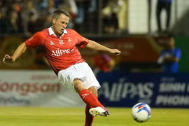 Michael Owen, Lê Huỳnh Đức cùng tỏa sáng trong ngày huyền thoại M.U giành chiến thắng ở Đà Nẵng