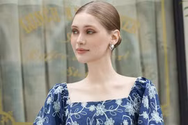 Cách diện váy hoa mùa hè sang mà không 'sến'