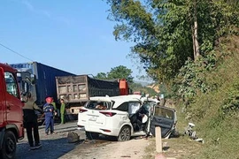 Ô tô 7 chỗ tông xe tải, 4 người tử vong, 2 người bị thương