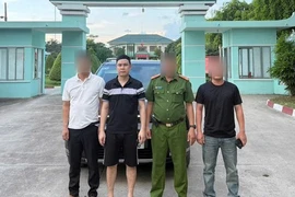 Kẻ bị truy nã trốn sang Campuchia xin về đầu thú để được hưởng khoan hồng