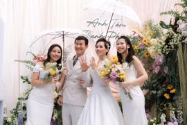 Đám cưới bố mẹ 27 năm trước còn tiếc nuối, 2 con gái gen Z tổ chức cưới lại