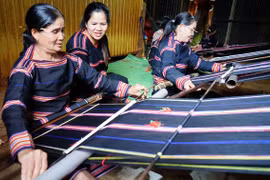Nâng tầm nghề dệt thổ cẩm ở Chư Pưh