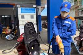 Giá xăng RON95-III tăng lên 20.576 đồng/lít từ 15 giờ ngày 13-11