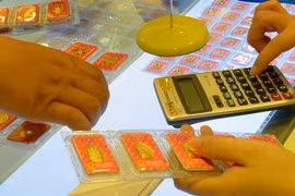 Giá vàng hôm nay, 17-10: Vàng thế giới tăng hàng trăm USD