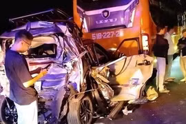 Kinh hãi hình ảnh ô tô 7 chỗ bị 2 xe khách 'kẹp' bẹp dúm trên cao tốc Phan Thiết - Dầu Giây