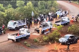 Cảnh sát giao thông xử lý nhiều người bất chấp luật khi đi 'săn mây' ở Đắk Nông