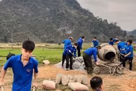 Chuyện xóa nhà tạm ở vùng cao - Bài 4: Áo xanh nhập cuộc