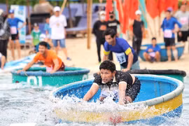 Khoảnh khắc đẹp tại giải bơi thúng, lắc thúng trên biển Nha Trang