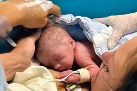 Sản phụ đầu tiên ở Anh sinh con thành công từ tử cung cấy ghép