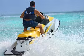 Bình Định: Môtô nước mất lái lao lên bờ khiến một trẻ 8 tuổi tử vong